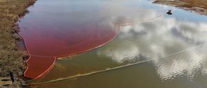 Die Abtrennungen sollen die Verbreitung des Treibstoffs verhindern.