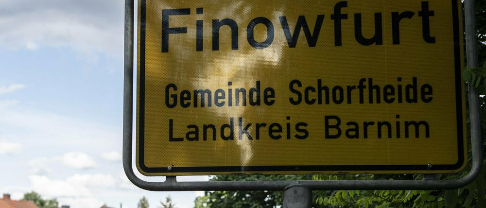 Blick auf das Ortseingangsschild von Finowfurt, einem Ortsteil der Gemeinde Schorfheide.