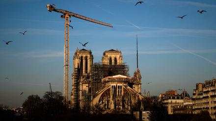 Das Gerüst war zum Zeitpunkt des Brandes im vergangenen Jahr für Restaurierungsarbeiten am Spitzturm von Notre-Dame angebracht