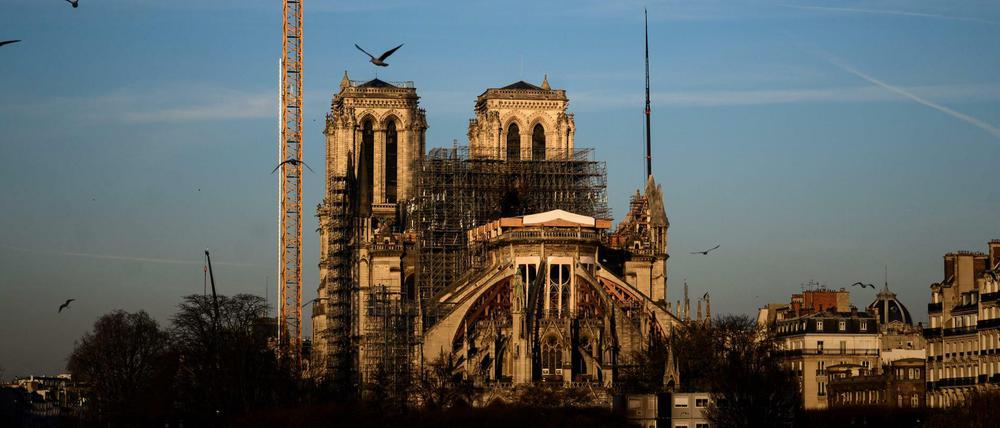 Das Gerüst war zum Zeitpunkt des Brandes im vergangenen Jahr für Restaurierungsarbeiten am Spitzturm von Notre-Dame angebracht