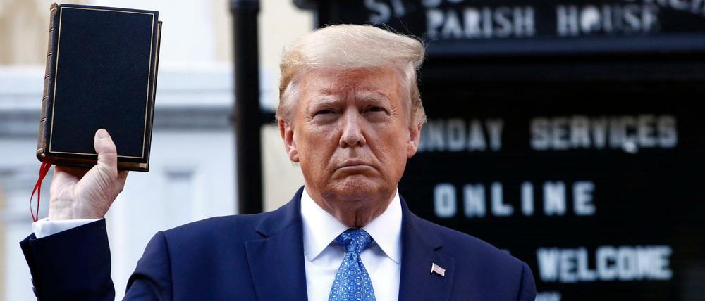 US-Präsident Donald Trump am Montag, nachdem er den Demonstranten mit dem Einsatz des Militärs gedroht hatte.