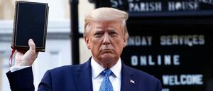 US-Präsident Donald Trump am Montag, nachdem er den Demonstranten mit dem Einsatz des Militärs gedroht hatte. 