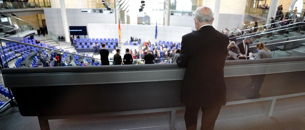 Gerhard Scholz, Vater von Olaf Scholz, steht auf der Tribüne, bevor die Vereidigung von Scholz zum Bundeskanzler beginnt.