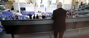 Gerhard Scholz, Vater von Olaf Scholz, steht auf der Tribüne, bevor die Vereidigung von Scholz zum Bundeskanzler beginnt. 