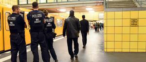 Polizisten auf dem Bahnsteig im U-Bahnhof Hermannplatz.