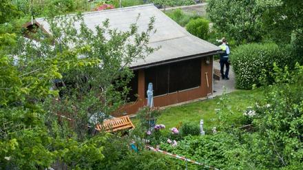 Absperrband umgibt das Grundstück in einer Kleingartenkolonie in Münster, in der der Missbrauch stattgefunden haben soll. 