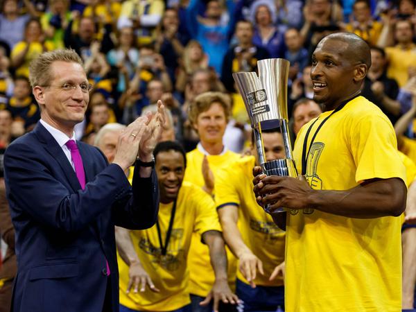 Applaus: Jan Pommer (links) führte von 2005 bis 2015 die Geschäfte der BBL.