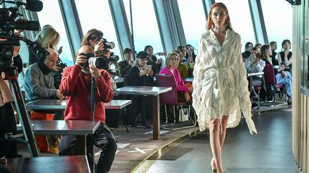 Models zeigen Mode des Labels William Fan bei der Offsite-Show im Berliner Fernsehturm. 