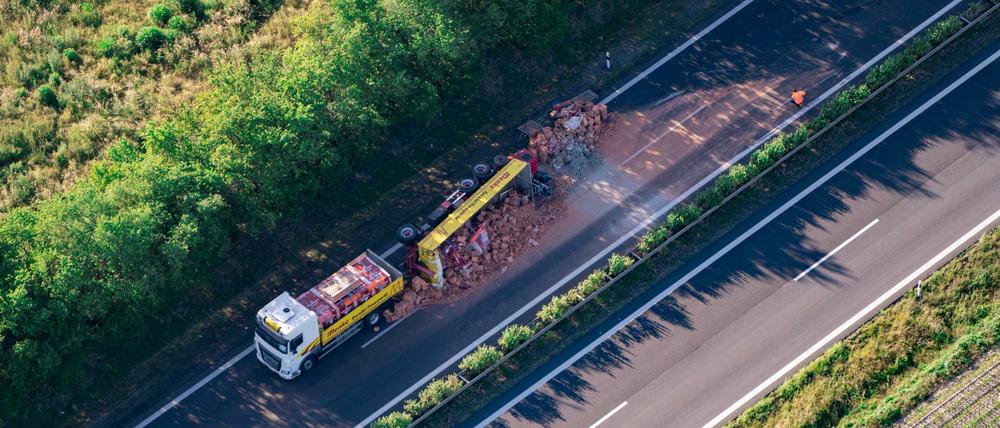 Potsdam-Nord/Spandau: Ein LKW mit umgekippten Anhänger verstopft die A10 Richtung Dreieck Havelland zwischen Berlin Spandau und Potsdam-Nord. Der Lastwagen hatte Steine geladen
