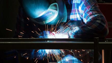 In der deutschen Industrie hat sich der Einbruch der Produktion wegen der Corona-Krise im April deutlich verstärkt.