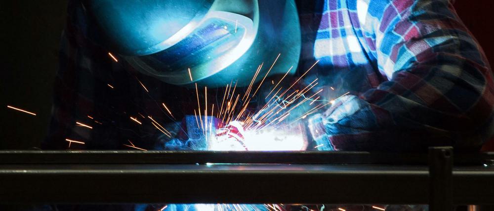 In der deutschen Industrie hat sich der Einbruch der Produktion wegen der Corona-Krise im April deutlich verstärkt.
