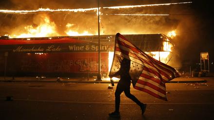 Angesichts der Proteste nach dem Mord von George Floyd hochaktuell: Richard Russo beschreibt die politische Zerrissenheit der USA.