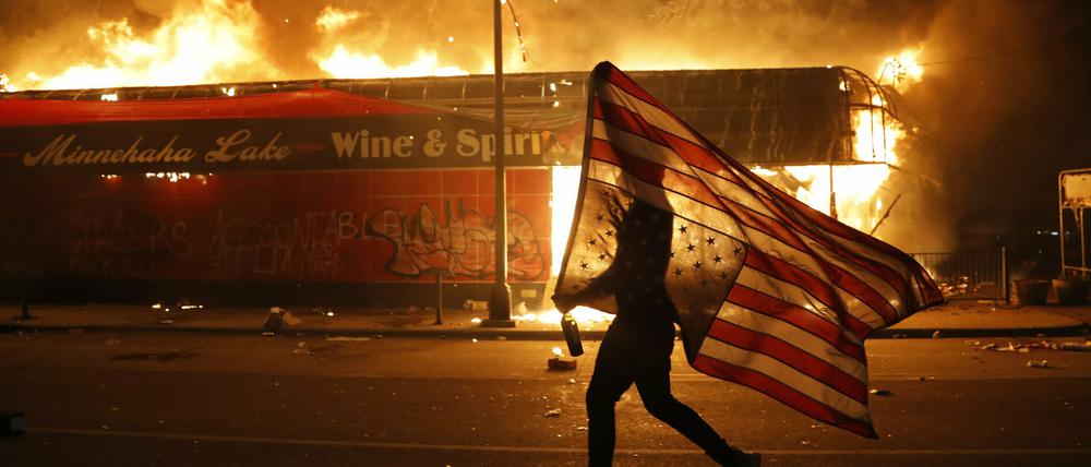 Angesichts der Proteste nach dem Mord von George Floyd hochaktuell: Richard Russo beschreibt die politische Zerrissenheit der USA.