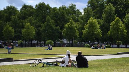 Menschen genießen die Sonne im Lustgarten in Berlin.