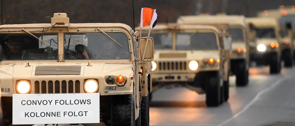 US-Militärfahrzeuge durchqueren bei einer Übung die Verlegung nach Mittel- und Osteuropa Brandenburg. 
