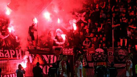 Hitzige Angelegenheit: Beim Derby zwischen Partizan und Roter Stern ging es nicht nur auf dem Platz eng zu.