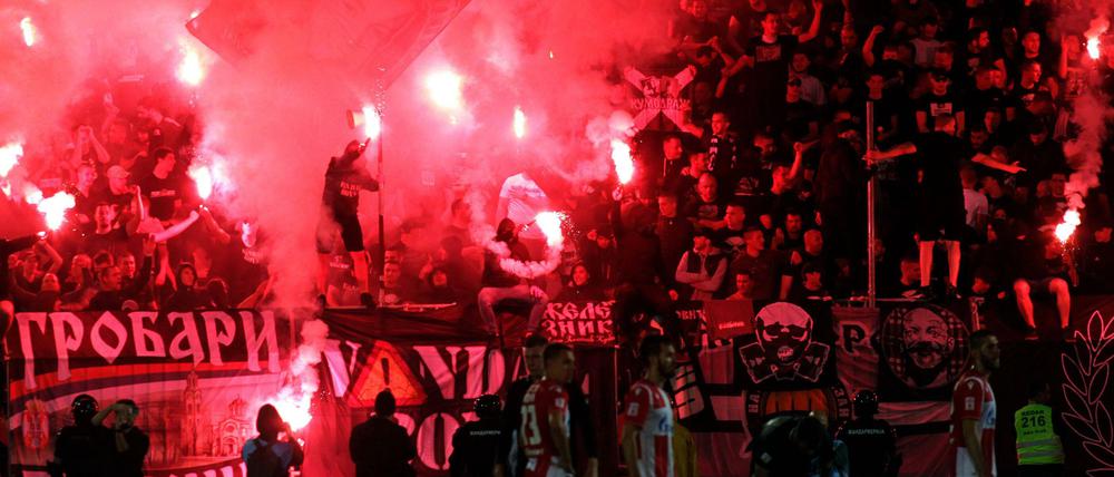 Hitzige Angelegenheit: Beim Derby zwischen Partizan und Roter Stern ging es nicht nur auf dem Platz eng zu.