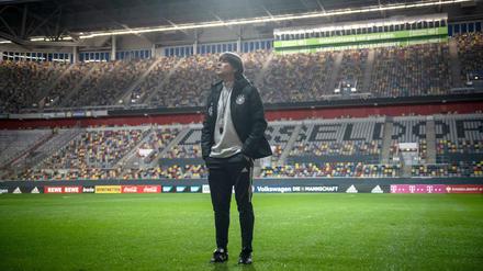 Joachim Löw und der Blick in die Zukunft. Auch die EM findet womöglich ohne Zuschauer im Stadion statt.