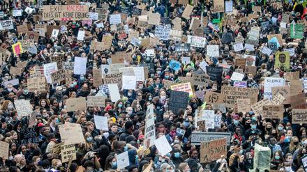 Gegen Rassismus. In Deutschland gegen nach dem Tod von George Floyd Weiße und Schwarze gemeinsam auf die Straße.