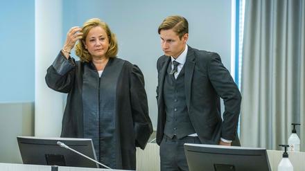 Philip Manshaus (R) mit seiner Verteidigerin bei der Ankunft zur Urteilsverkündung. 