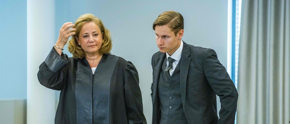 Philip Manshaus (R) mit seiner Verteidigerin bei der Ankunft zur Urteilsverkündung. 