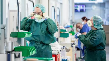 Krankenpfleger in Essen bereiten sich auf Behandlung von Corona-Patienten vor.