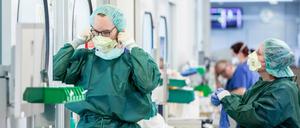 Krankenpfleger in Essen bereiten sich auf Behandlung von Corona-Patienten vor.