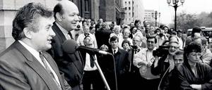 Walter Momper, Regierender Bürgermeister in West-Berlin und Tino Schwierzina, Oberbürgermeister Ost-Berlins, am 20. Oktober 1990.