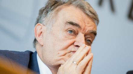 Nordrhein-Westfalens Innenminister Reul (CDU) spricht sich für strengere Strafen von Kindesmissbrauch aus.