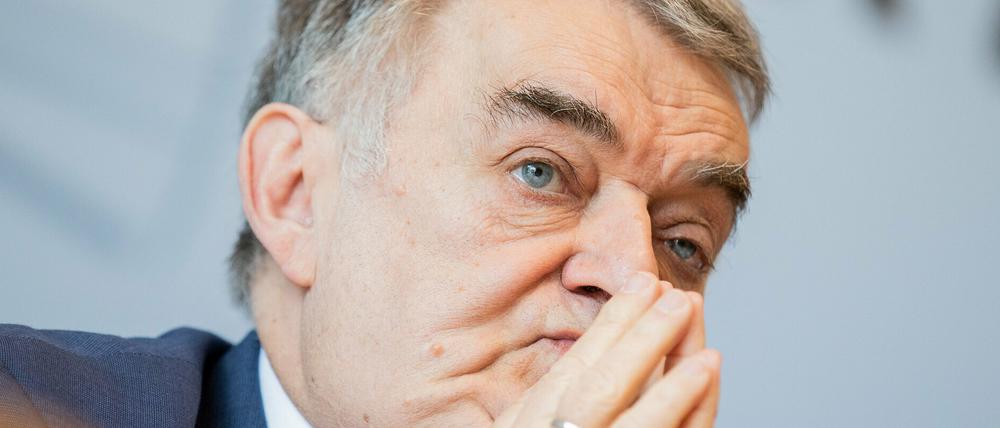 Nordrhein-Westfalens Innenminister Reul (CDU) spricht sich für strengere Strafen von Kindesmissbrauch aus.