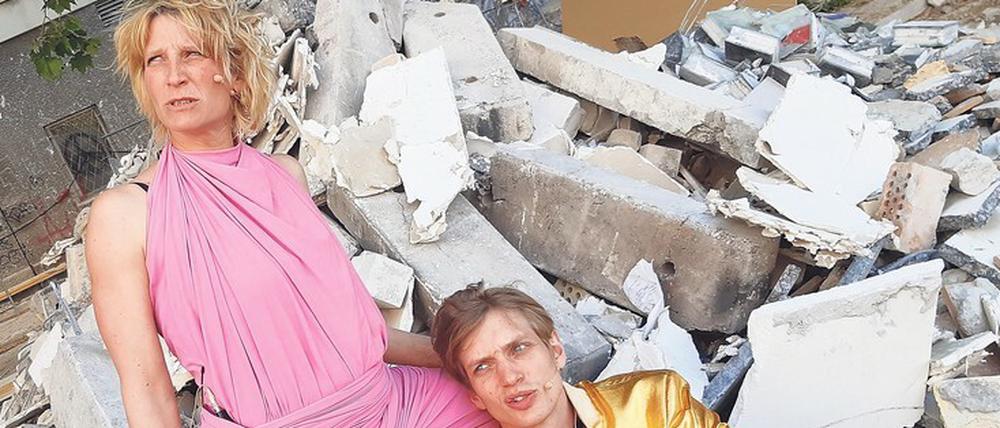 Zertrümmerte Gedenkkultur. Ini Dill und Paul Maximilian Boche im Stück der Polin Malgorzata Sikorska-Miszczuk.