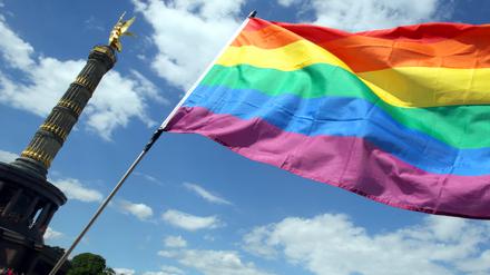 Die Regenbogenfahne während des CSD an der Siegessäule (Archivbild). 