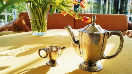 Duo aus Dobrins Café. Die Zepernicker Künstlerin Rose Schulze entdeckte Sahne- und Kaffeekanne beim Aufräumen wieder. 