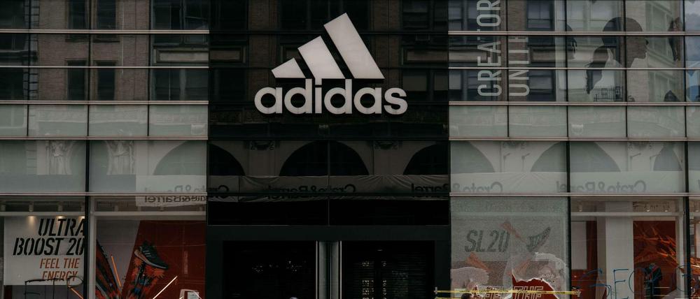 Vertragsgemäß: Adidas hat einen Milliardenkredit bei der KfW aufgenommen und die Zahlungen von Boni für den Vorstand gestrichen.