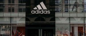 Vertragsgemäß: Adidas hat einen Milliardenkredit bei der KfW aufgenommen und die Zahlungen von Boni für den Vorstand gestrichen. 