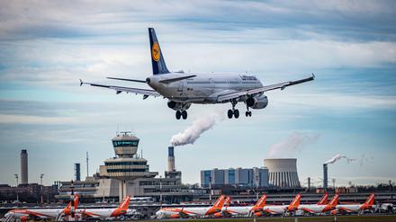 Eine Lufthansa-Maschine im Anflug auf den Flughafen Berlin-Tegel.
