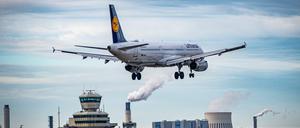 Eine Lufthansa-Maschine im Anflug auf den Flughafen Berlin-Tegel.
