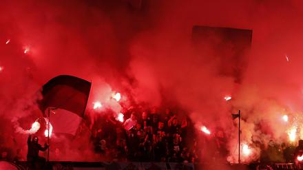 20.000 Fans, dicht an dicht - wie hier in Belgrad sollte es noch nicht zugehen. Wie kann ein Mittelweg aussehen? 