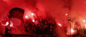 20.000 Fans, dicht an dicht - wie hier in Belgrad sollte es noch nicht zugehen. Wie kann ein Mittelweg aussehen? 