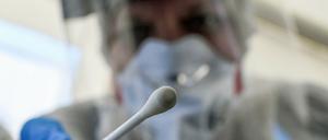 Viele Landkreise korrigieren ihre Coronavirus-Fallzahlen nachträglich nach unten – aus verschiedenen Gründen. -