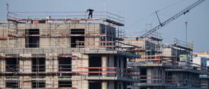 Ein Baugerüst steht an einem Rohbau von Neubau-Wohnungen in Schöneberg.