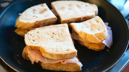 Funktioniert auch ohne Kontaktgrill oder Sandwichmaker: Tosta Mista mit Butter in der Pfanne gebacken