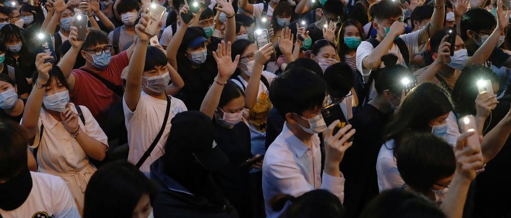 Prodemokratische Demonstranten in Hongkong erinnern an den Beginn der Proteste gegen Chinas Auslieferungsgesetz vor einem Jahr.