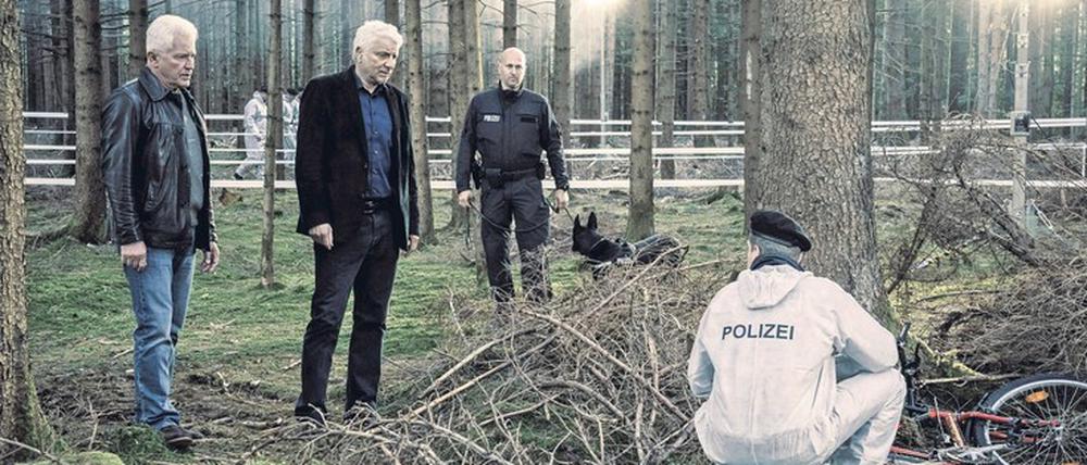 Wer hat den 13-jährigen Emil ermordet? Im „Tatort: Lass den Mond am Himmel stehen“ (ARD, 20 Uhr 15) mit den Kommissaren Batic (Miroslav Nemec, links) und Leitmayr (Udo Wachtveitl) macht sich jeder verdächtig.