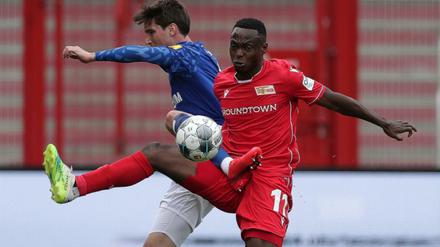 Unions Anthony Ujah (rechts) überzeugte nicht nur mit großem Einsatz.
