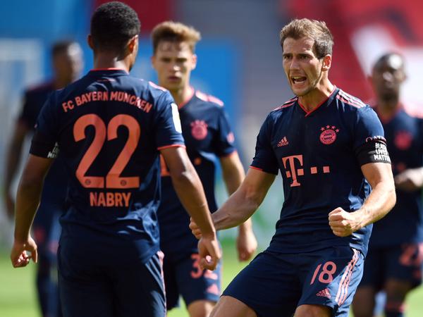 Leon Goretzka (rechts) bejubelt den Treffer von Team-Kollege Serge Gnabry zum 1:3 im Spiel gegen Bayer Leverkusen. 