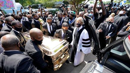 Der goldene Sarg mit dem Leichnam von George Floyd 