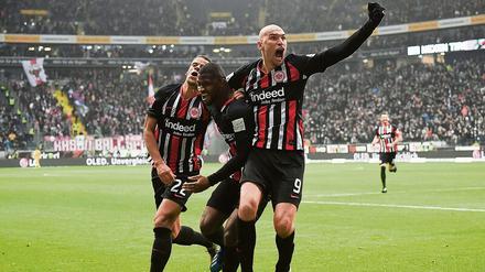 Vielleicht wird alles so wie früher: Bas Dost (rechts) will auch am Mittwoch (20.45 Uhr/ARD) mit Eintracht Frankfurt im Halbfinale des DFB-Pokals in München jubeln.