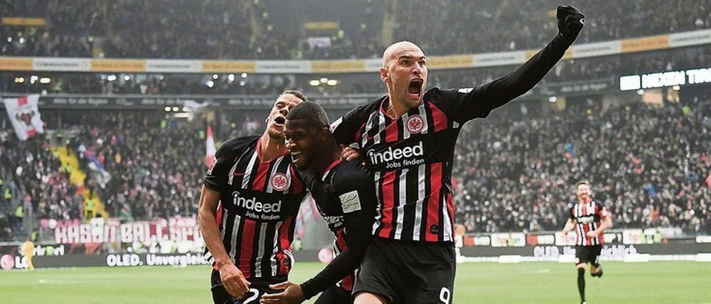Vielleicht wird alles so wie früher: Bas Dost (rechts) will auch am Mittwoch (20.45 Uhr/ARD) mit Eintracht Frankfurt im Halbfinale des DFB-Pokals in München jubeln.