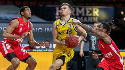 Mitten durch: Martin Hermannsson und Alba Berlin nehmen Kurs aufs Viertelfinale des BBL-Finalturniers.